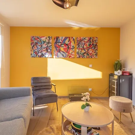 Des Cygnes Près Du Marina Grand Port