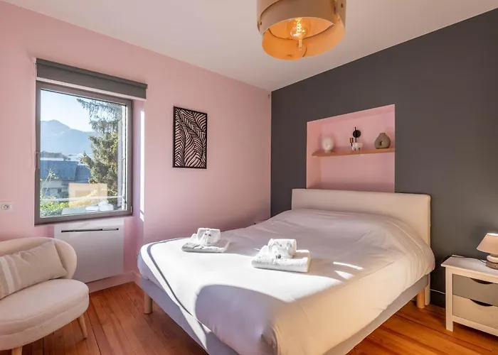 Des Cygnes Près Du Marina Grand Port