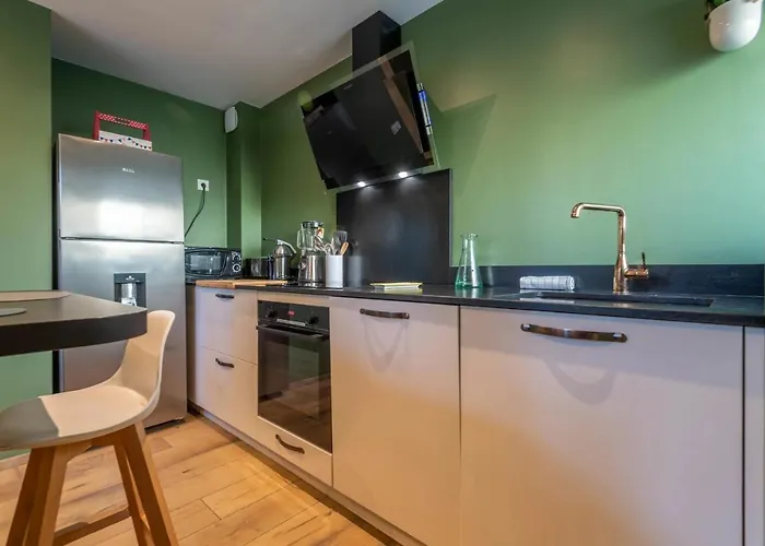 Des Cygnes Près Du Marina Grand Port *